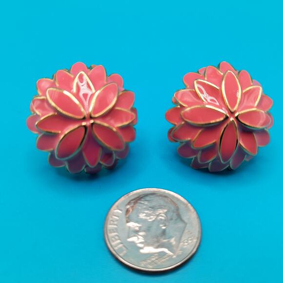 Vintage Pink Enamel Flower Clip Earrings, Gold Tone, Vintage Jewelry - Picture 6 of 9